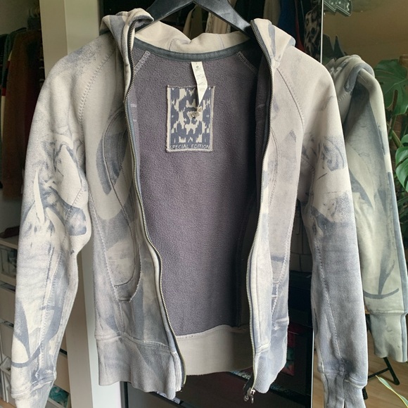 Lululemon sweater, size 2 - Picture 3 of 3